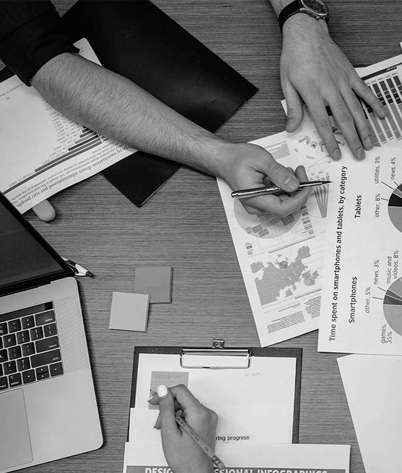 Statisztikákat és grafikonokat elemző szakértők, ami a professzionális WordPress weboldal készítést és adatvezérelt Google/Meta hirdetéskezelést jelképezi.