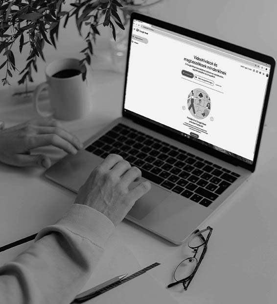 Online videókonferencia egy laptopon, amely a zökkenőmentes, országos weboldal készítést és online tanácsadást mutatja be Budapesten és vidéken egyaránt.