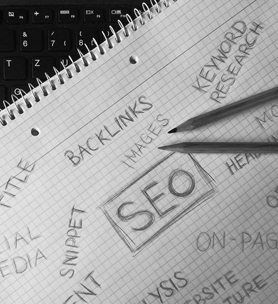 Jegyzetfüzet SEO és kulcsszókutatás vázlatokkal, ami a magas vásárlási szándékú, olcsóbb konverziót hozó kulcsszavak adatvezérelt felkutatását jelenti.