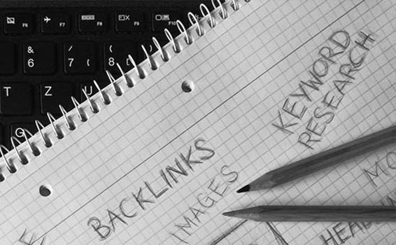 Jegyzetfüzet SEO és kulcsszókutatás vázlatokkal, ami a magas vásárlási szándékú, olcsóbb konverziót hozó kulcsszavak adatvezérelt felkutatását jelenti.