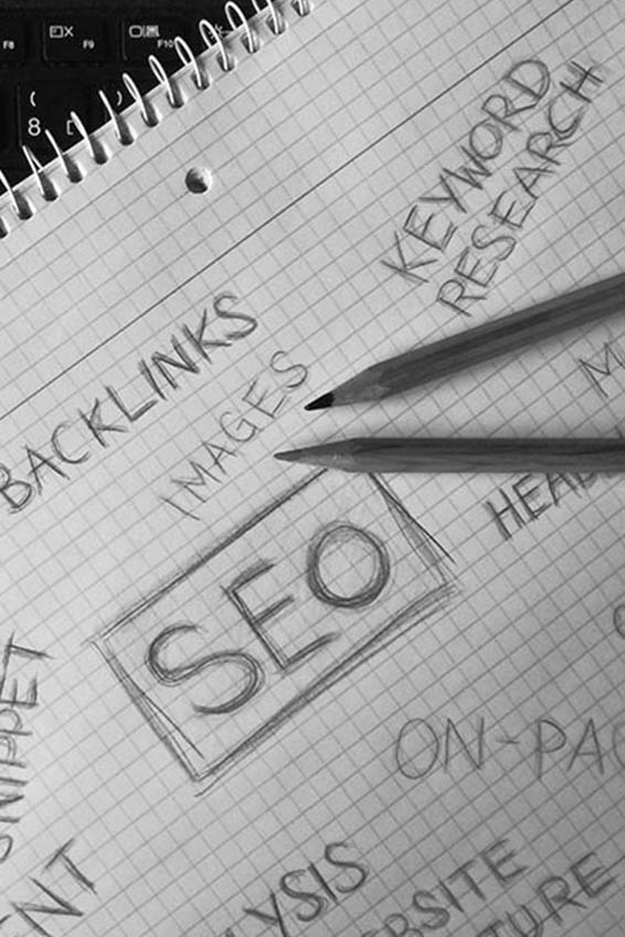 Jegyzetfüzet SEO és kulcsszókutatás vázlatokkal, ami a magas vásárlási szándékú, olcsóbb konverziót hozó kulcsszavak adatvezérelt felkutatását jelenti.