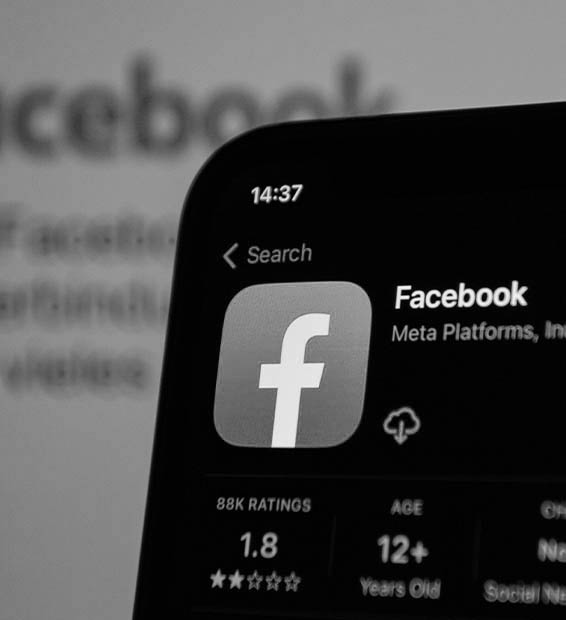 A Facebook alkalmazás egy okostelefonon, amely a fejlett Meta Pixel integrációt és az elveszített érdeklődők visszacsábítását célzó cross-platform remarketing stratégiát szemlélteti.