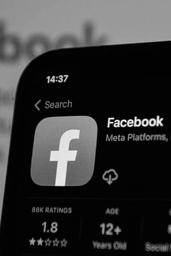 A Facebook alkalmazás egy okostelefonon, amely a fejlett Meta Pixel integrációt és az elveszített érdeklődők visszacsábítását célzó cross-platform remarketing stratégiát szemlélteti.