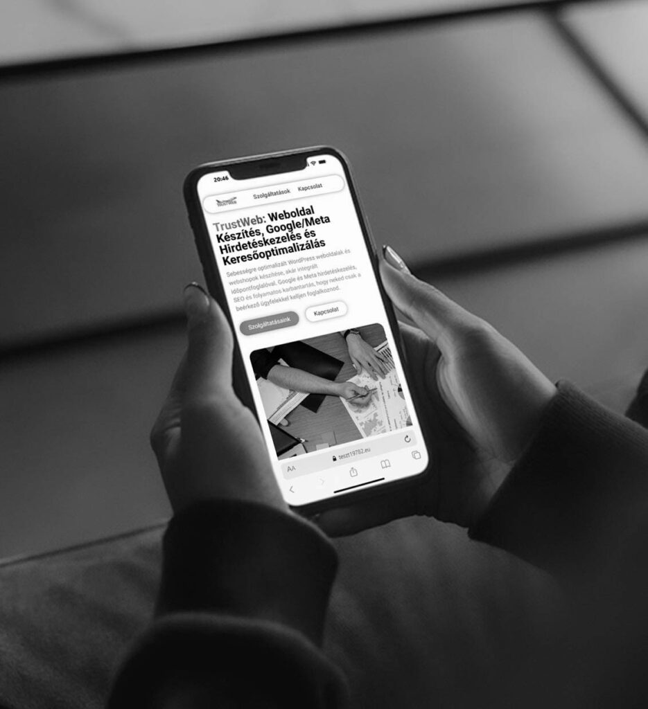 A TrustWeb mobilbarát weboldala egy okostelefon képernyőjén, amely a hibátlan reszponzív weboldal készítést és a több eszközös tesztelést szemlélteti.