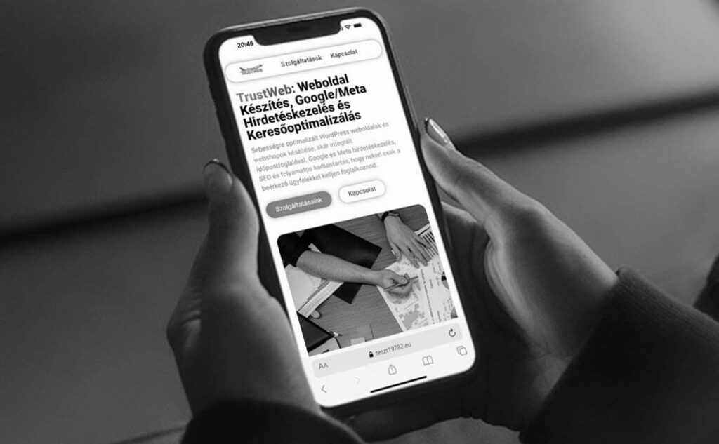 A TrustWeb mobilbarát weboldala egy okostelefon képernyőjén, amely a hibátlan reszponzív weboldal készítést és a több eszközös tesztelést szemlélteti.