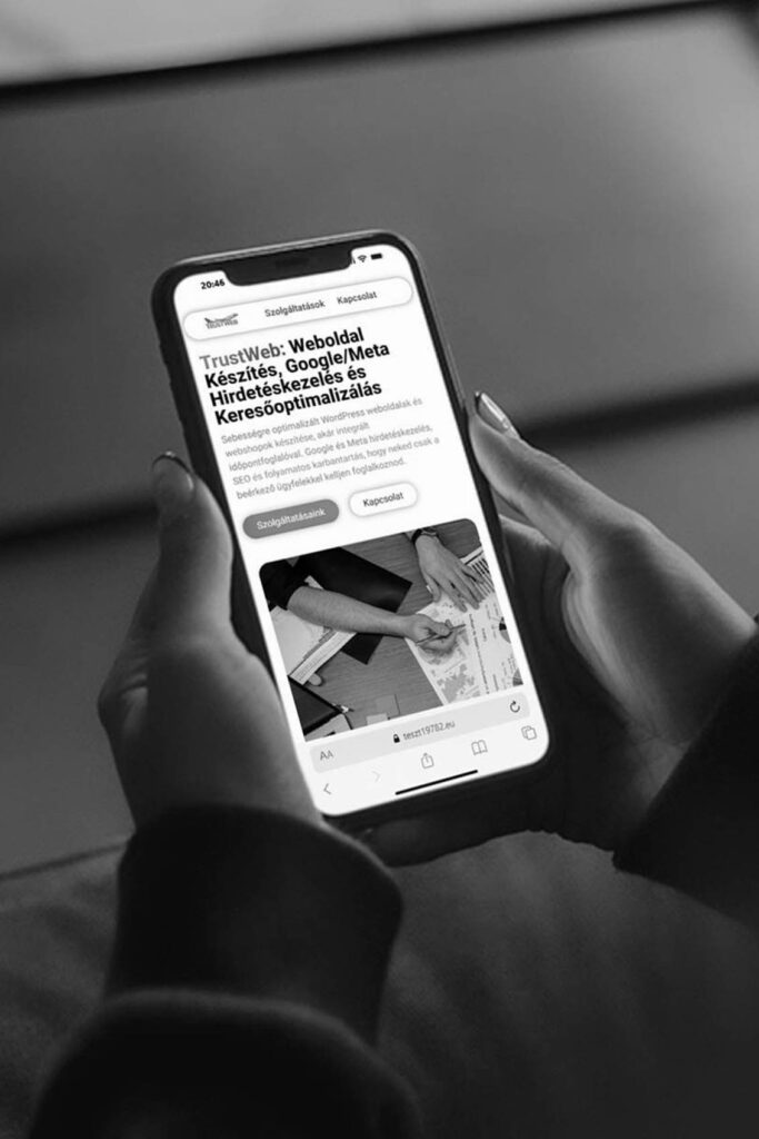 A TrustWeb mobilbarát weboldala egy okostelefon képernyőjén, amely a hibátlan reszponzív weboldal készítést és a több eszközös tesztelést szemlélteti.