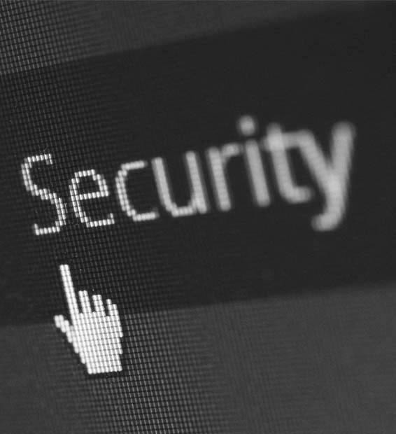 Digitális Security felirat egy képernyőn, ami a WordPress weboldalak folyamatos vírusvédelmét és a hackertámadások elleni páncélterem szintű biztonságot jelképezi.