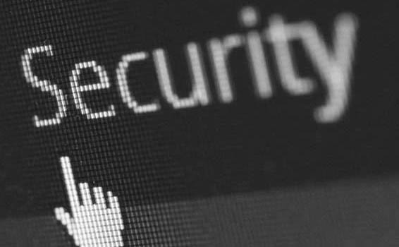 Digitális Security felirat egy képernyőn, ami a WordPress weboldalak folyamatos vírusvédelmét és a hackertámadások elleni páncélterem szintű biztonságot jelképezi.