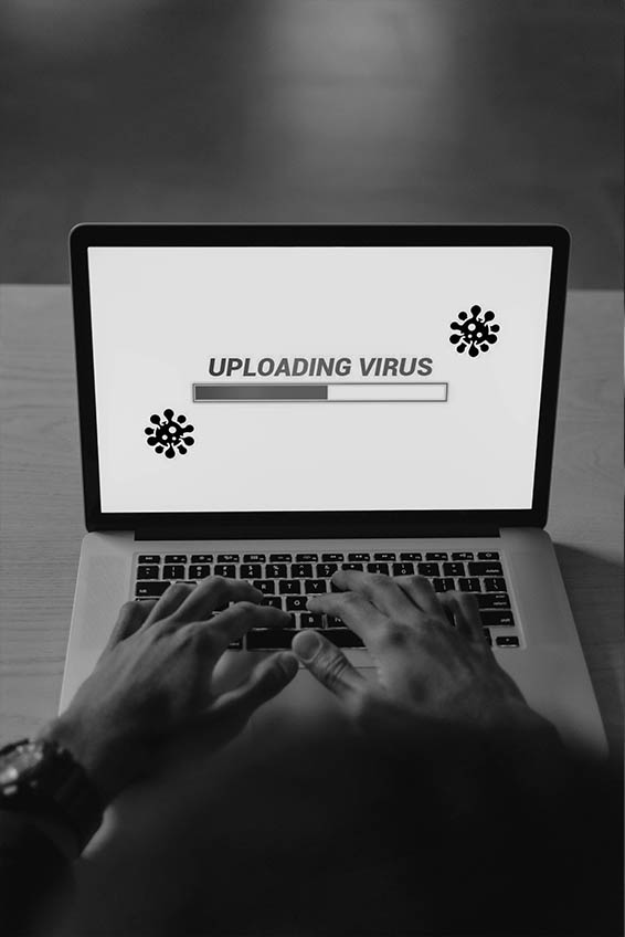 Vírusfeltöltést mutató laptop képernyő, amely a karbantartás hiányának veszélyeire és a weboldalak páncélterem szintű vírusvédelmére, valamint tűzfalára hívja fel a figyelmet.