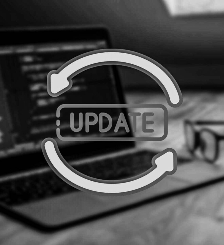 Frissítés (Update) ikon egy laptop hátterével, amely a WordPress bővítmények és a weboldal motorjának folyamatos frissítését jelenti a biztonsági rések bezárása érdekében.