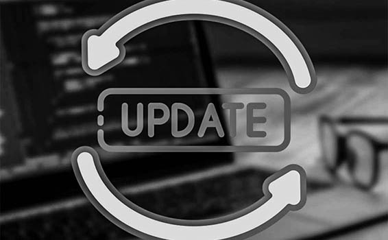 Frissítés (Update) ikon egy laptop hátterével, amely a WordPress bővítmények és a weboldal motorjának folyamatos frissítését jelenti a biztonsági rések bezárása érdekében.