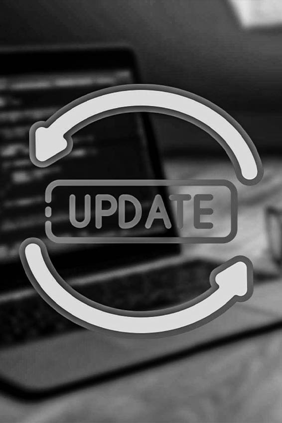 Frissítés (Update) ikon egy laptop hátterével, amely a WordPress bővítmények és a weboldal motorjának folyamatos frissítését jelenti a biztonsági rések bezárása érdekében.